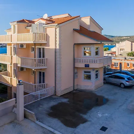 Apartamenty Z Basenem Ilja Apartment *